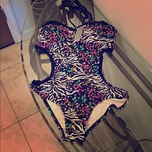 One piece cut out swim suite
